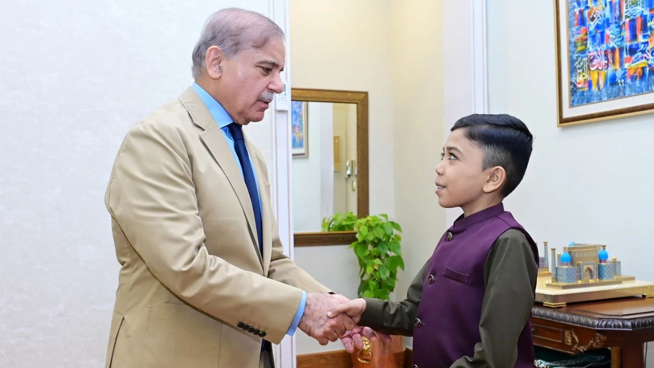 প্রধানমন্ত্রীর কাছ থেকে ল্যাপটপ ও ১০ লাখ রুপি পেল ছোট্ট তালহা!